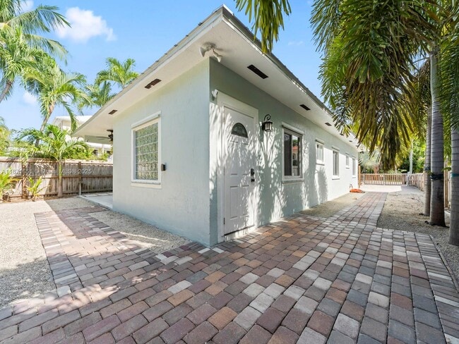 Building Photo - 6 SE Marlin Ave