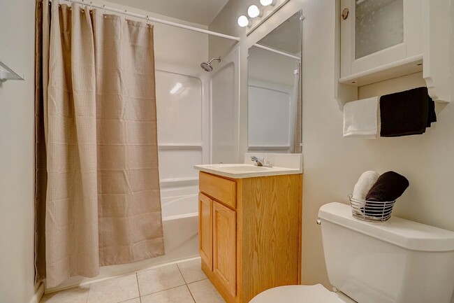 Building Photo - Fully Furnished ! Apartment in the Heart o...
