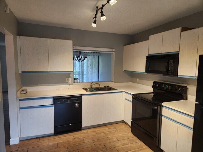 Building Photo - 3345 Lucerne Park Dr