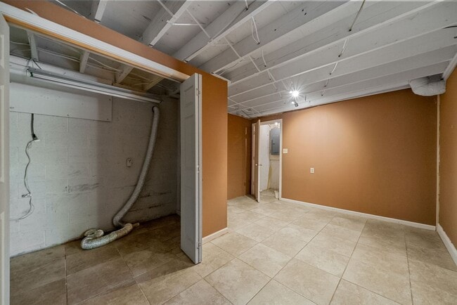 Building Photo - 3 Bedroom 2 Bath Dog Friendly Home For Rent Near Providence Blvd.