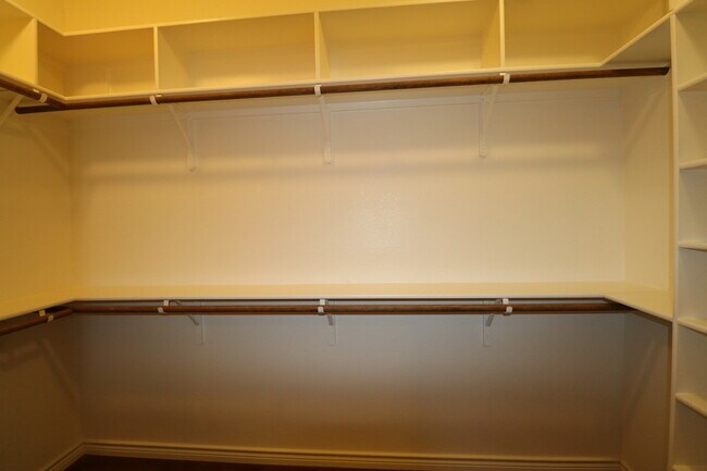 Building Photo - 4  Bedroom Single Famly Home -  Available ...