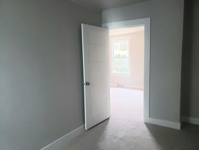 Building Photo - 3 Bedroom Near Elevator and Downtown Orego...