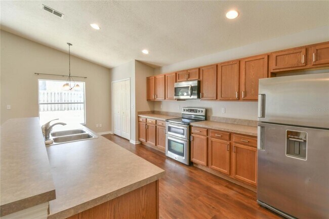 Building Photo - 1094 Bluegrass Dr