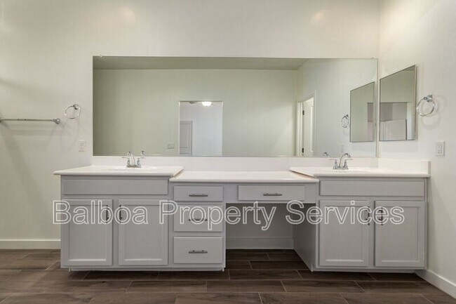 Building Photo - 5528 S Dillon Cir