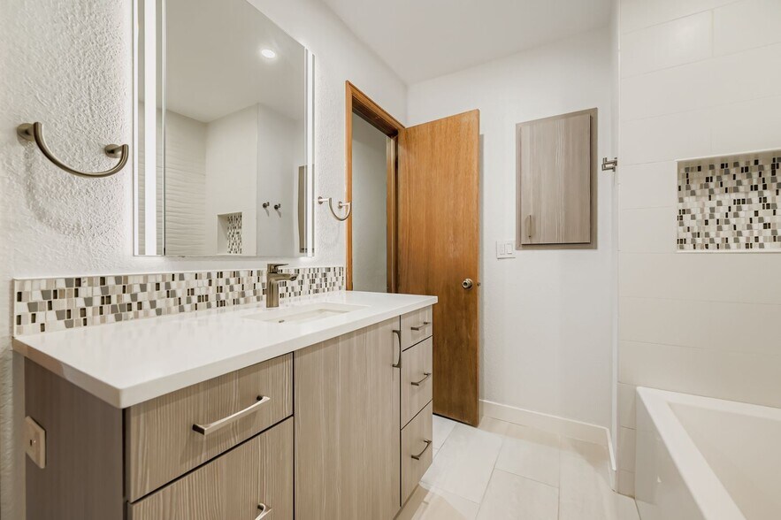 Building Photo - 5056 Buckingham Rd