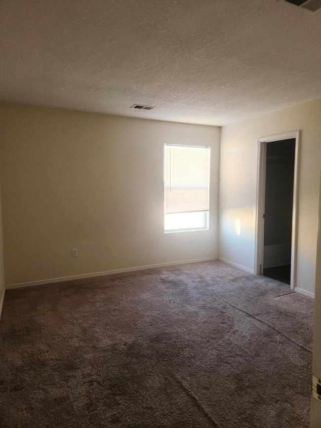 Building Photo - 5833 Sandoval Dr NE