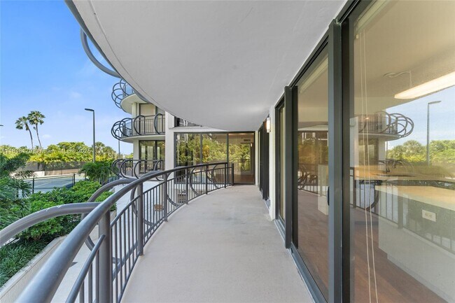 Building Photo - 2843 S Bayshore Dr
