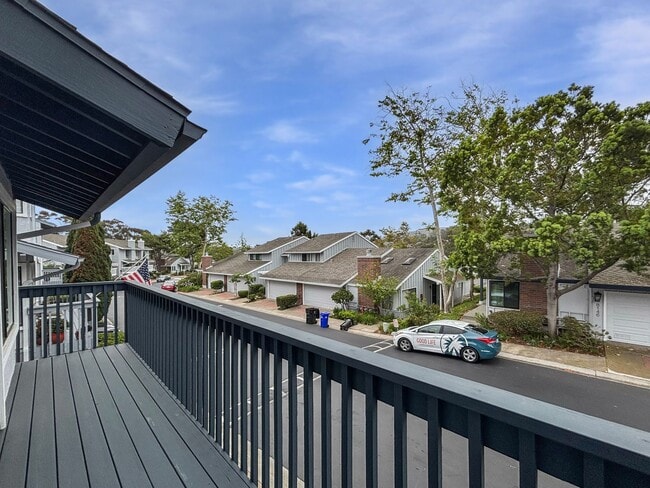 Building Photo - Spacious 3BD/2.5BA Townhouse in La Jolla W...