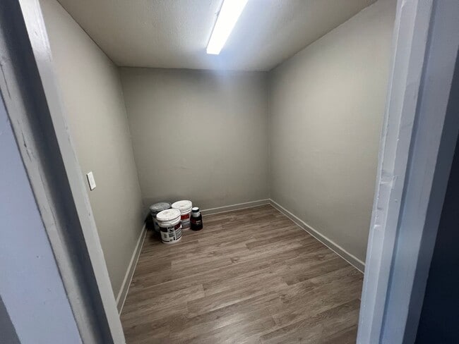 Building Photo - UTA proximity!