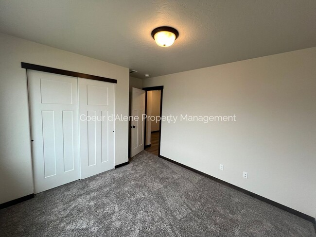 Building Photo - 3 bed, 2 bath house