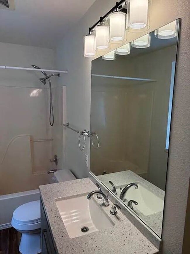 Building Photo - Spacious 2 Bedroom Duplex with Cozy Features