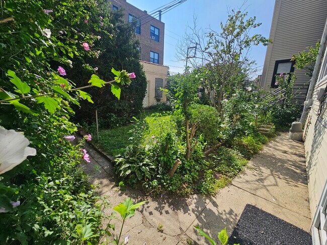 Building Photo - 4519 N Artesian Ave