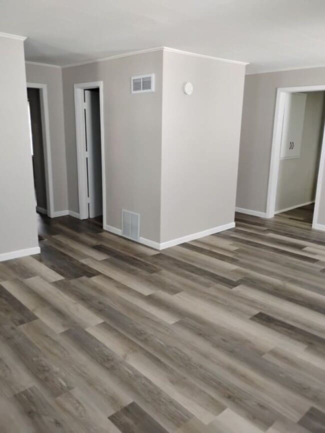 Building Photo - 4 Bedroom 1 Bath Home