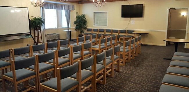 Building Photo - One bedroom one bathroom unit in Highland Estates with all utilities included!