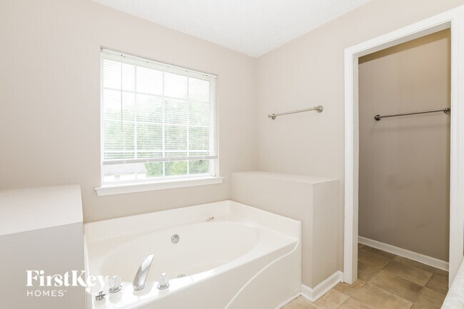Building Photo - 130 Macadamia Ct