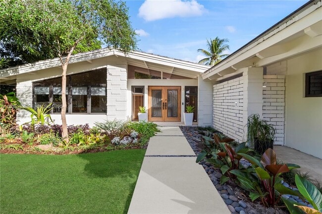 Building Photo - 2132 Middle River Dr