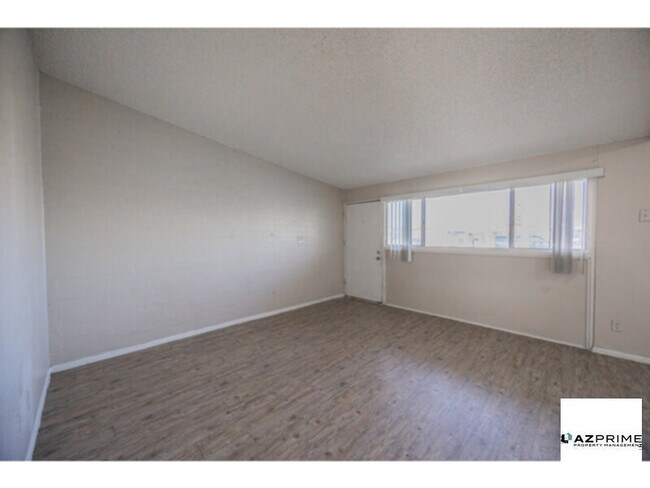 Building Photo - Introducing this Delightful Phoenix 2/1 Apartment Unit!