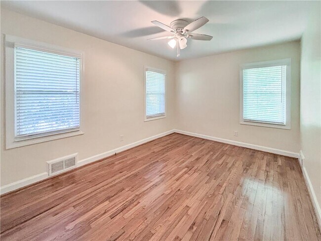 Building Photo - 6058 Harleston Rd NE