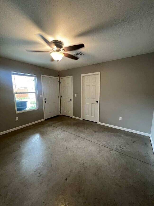 Building Photo - 206-208 N Wall Duplex
