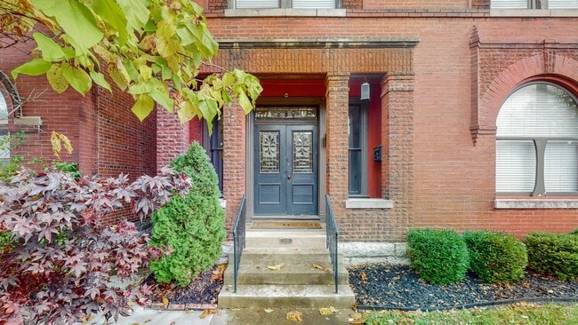 Building Photo - 5 Bed/ 2.5 Bath Phenomenal Old Louisville Home