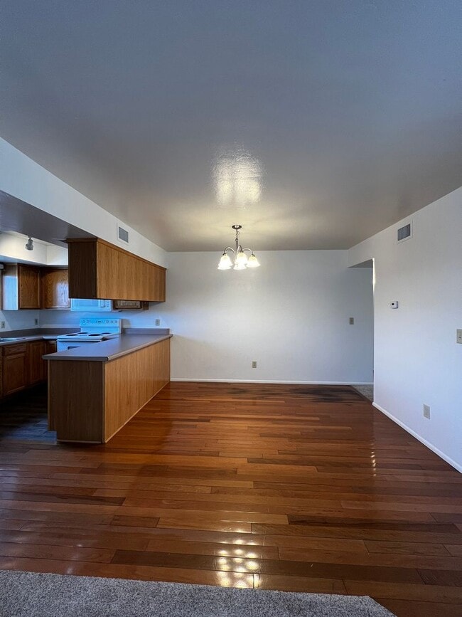 Building Photo - Upstairs Three Bedroom Condo ~ N. Prescott