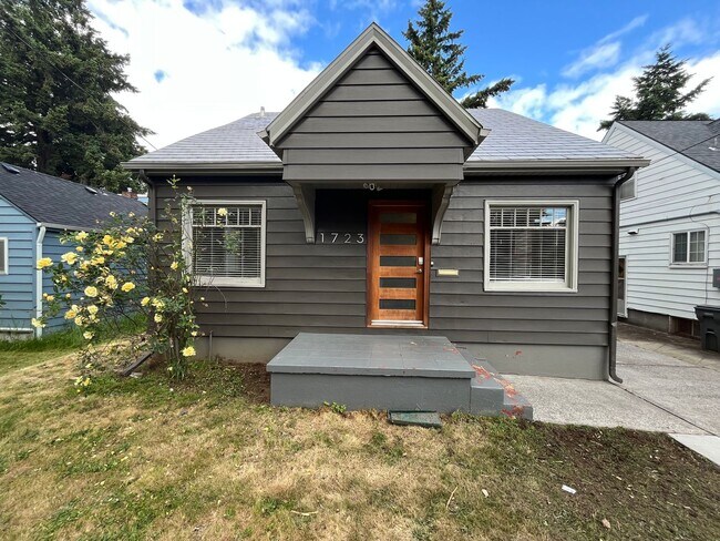 Building Photo - Stunning Rose City Park 5BD 2BA Home with Gas Fireplace Updated Finishes, Air Conditioning & Laun...