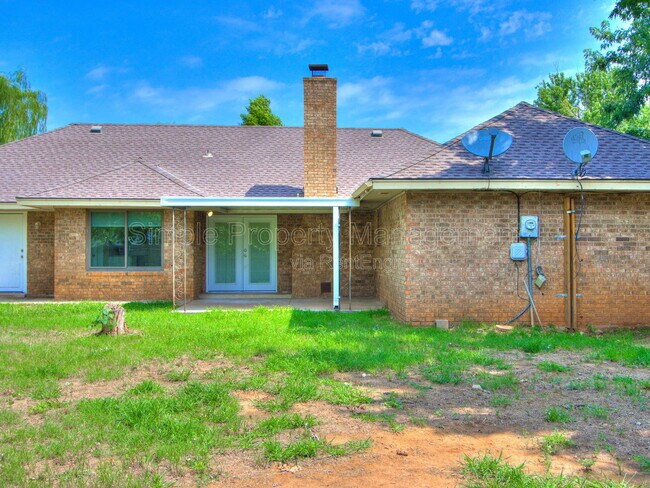 Building Photo - 704 Pepperdine Ave