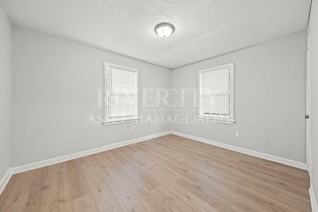 Building Photo - 1646 Harmen St