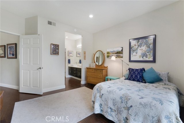 Building Photo - 2 Vía Entrada