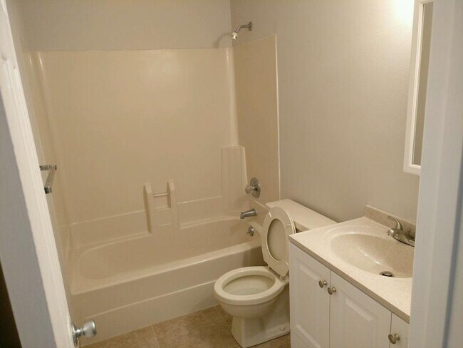 Building Photo - 640 Sandalwood Dr