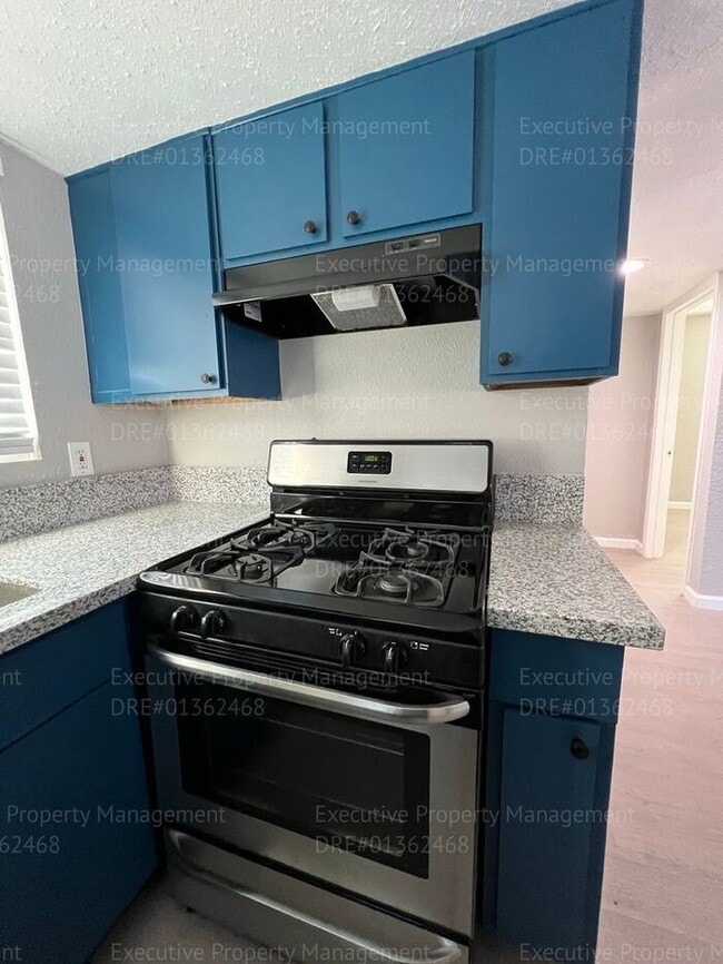 Building Photo - 1 bedroom/ 1 bathroom floor unit.