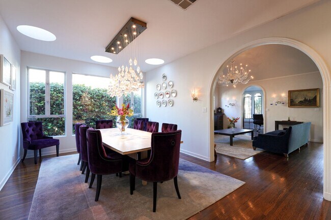 Building Photo - 6 Bed 5 Bath House with Fully Converted Co...