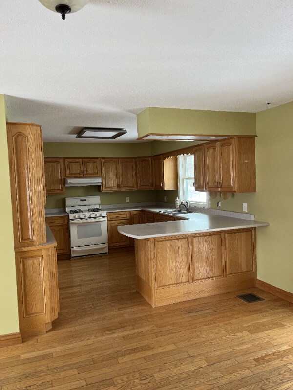 Building Photo - 559 Malletts Bay Ave