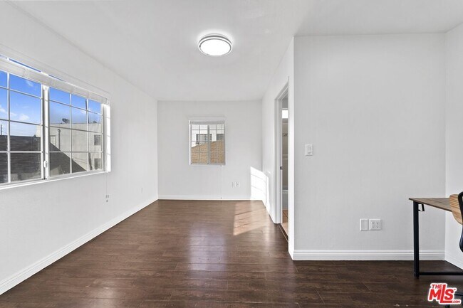 Building Photo - 1128 Irolo St