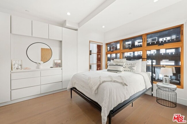 Building Photo - 1035 N Vista St