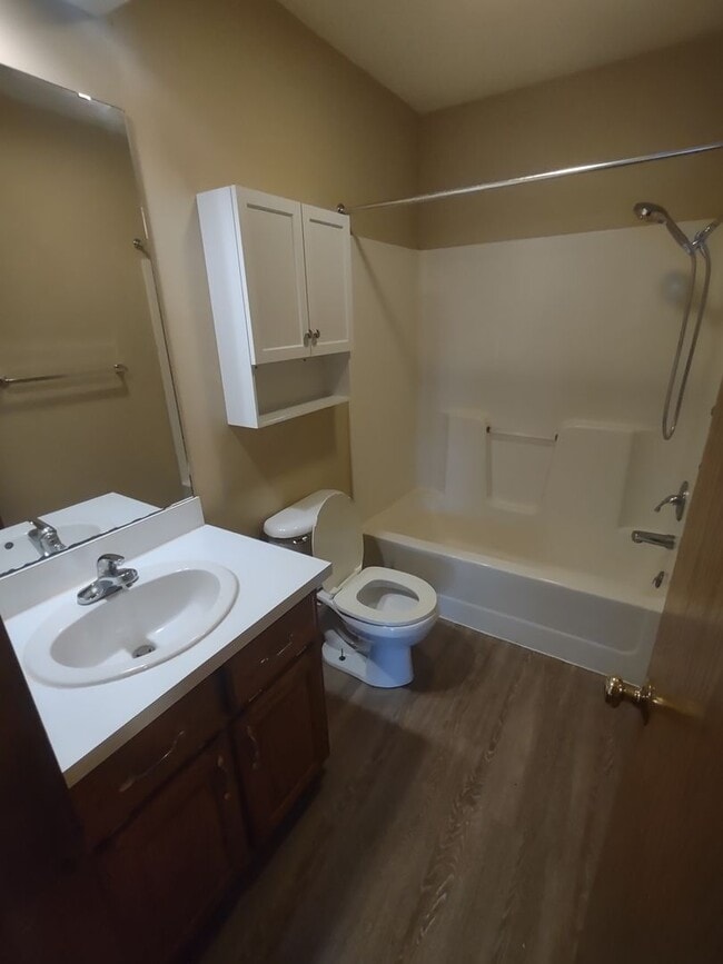 Building Photo - Large One Bedroom