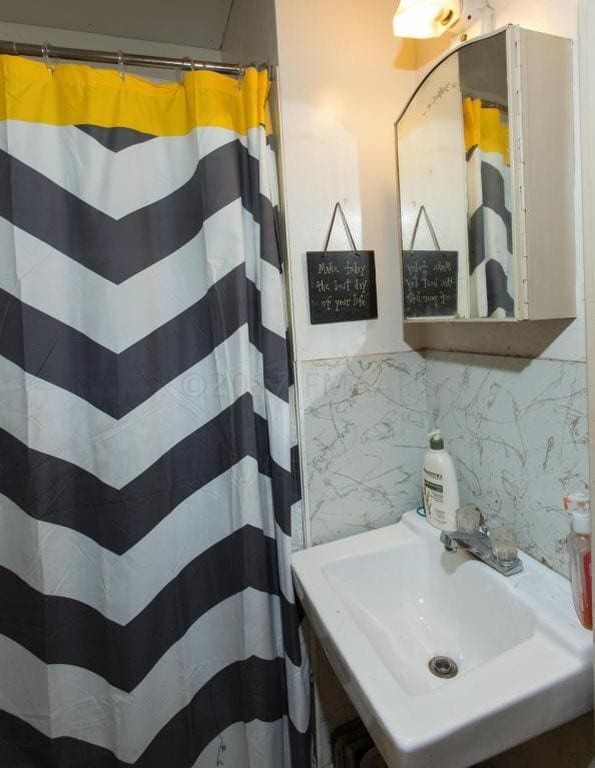 bathroom sink, full tub - 606 7th St N