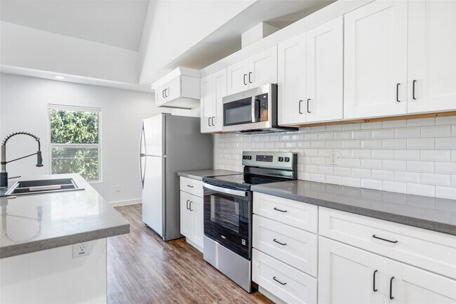 Building Photo - 3424 Tuam St