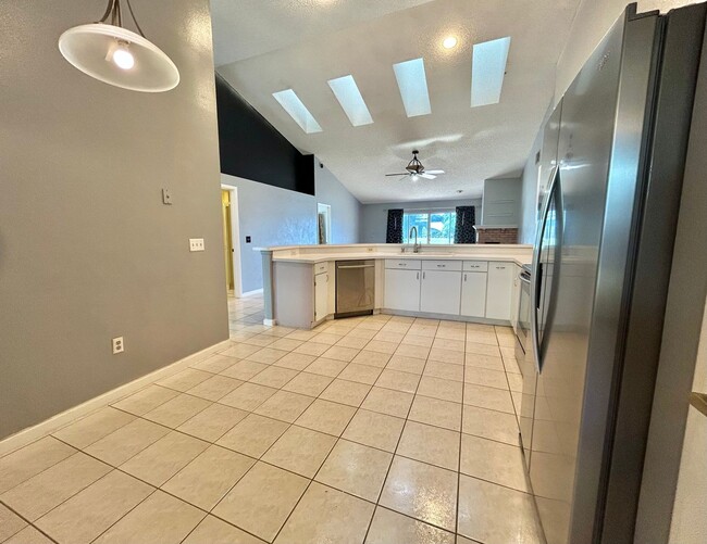 Building Photo - Waterfront Pool Home in Waterford Lakes