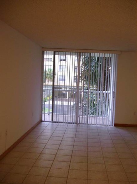 Living/Dinning w double Balcony - 150 SE 25th Rd