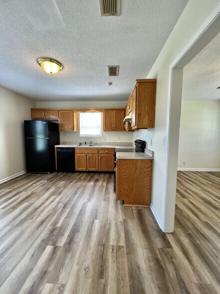 Building Photo - "Charming 2-Bedroom Retreat with 912 Sq Ft of Cozy Living in Oak Grove!"