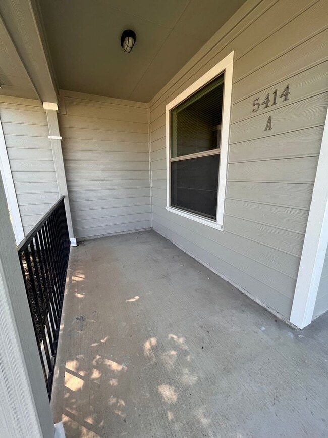 Building Photo - 4Bed/2Bath House w/ detached 2 car garage