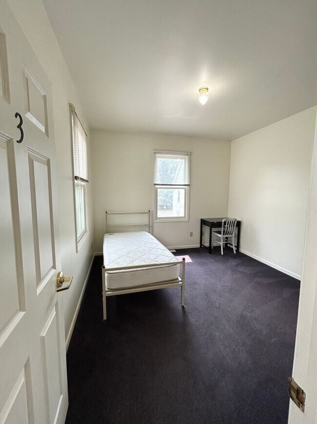 Building Photo - 1348 Wilmot Ct