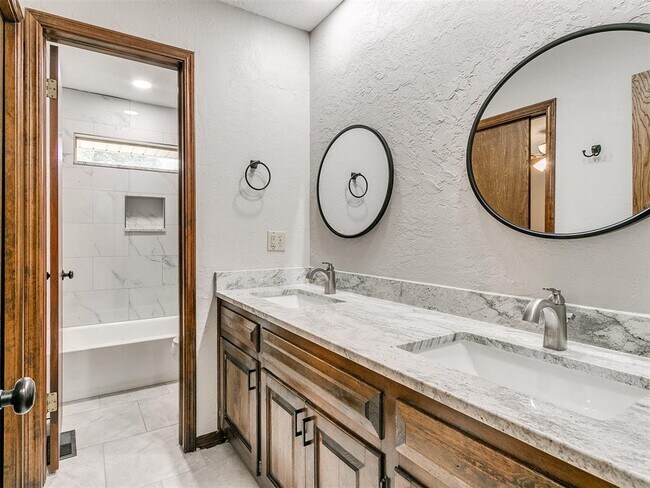 Building Photo - 1213 Westbrooke Terrace