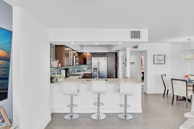 Building Photo - 525 N Ocean Blvd