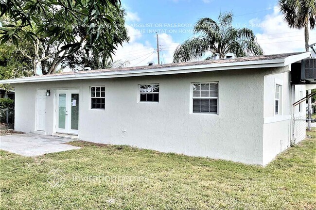 Building Photo - 5140 SW 6th Ct