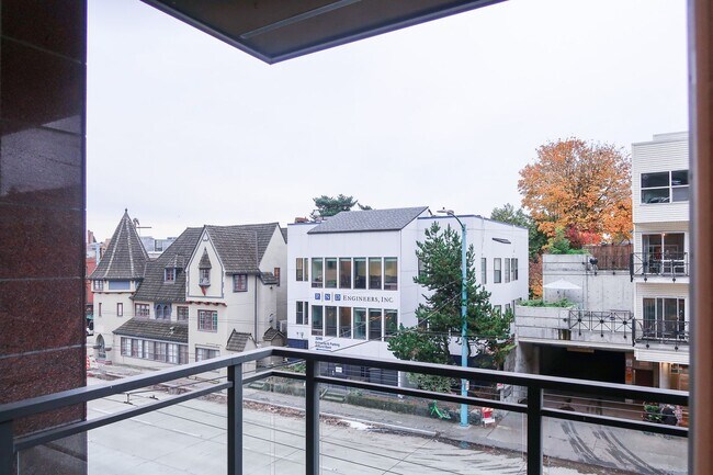 Building Photo - Lakeside 2BR Condo with Modern Finishes & ...
