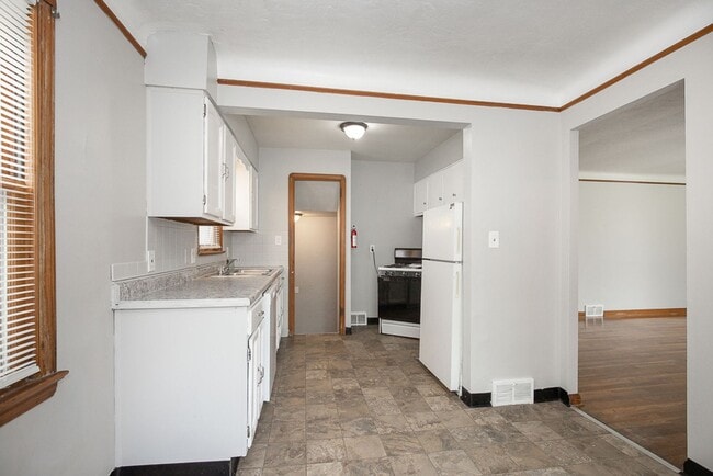 Building Photo - 3 Bedroom/1 bath Single House Maple Hts!!