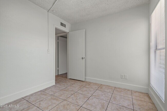 Building Photo - 2698 N 43rd Ave