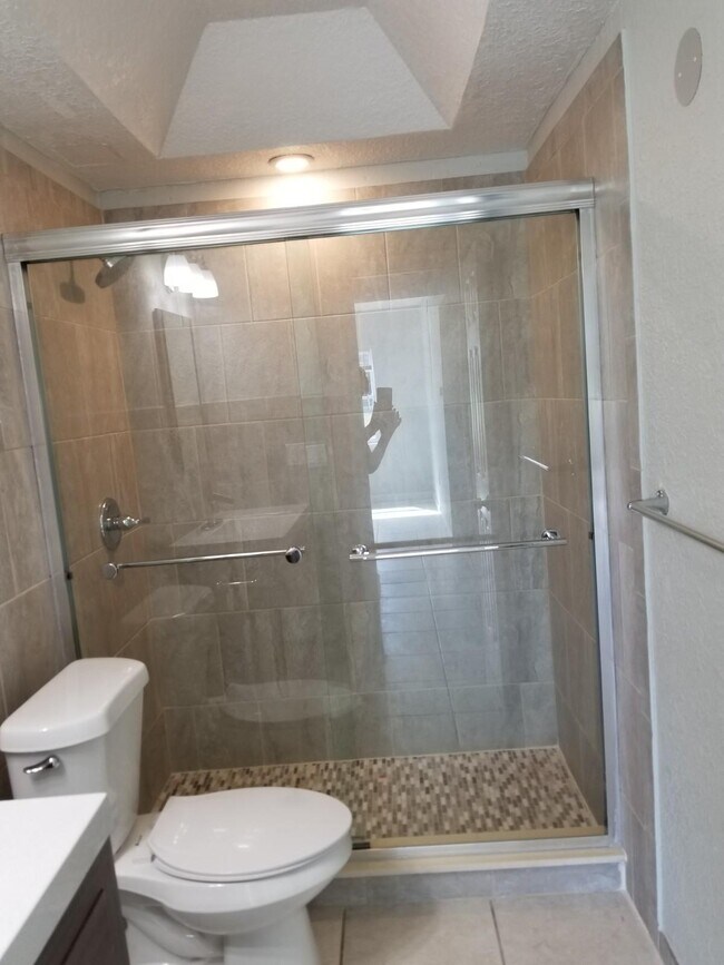 Building Photo - 382 E Royal Palm Rd